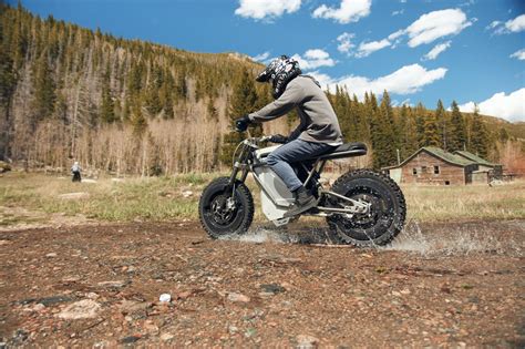 Land moto - Electric Cycle Rider takes a first look at the new Land Moto District electric motorcycle.Learn more about the Land Moto District Here: https://bit.ly/LandMo...